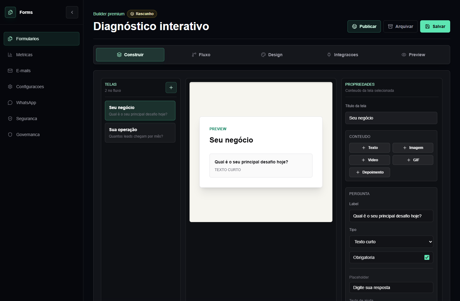 Builder dos Forms Dinâmicos com duas perguntas fictícias, propriedades de pergunta e prévia do formulário.